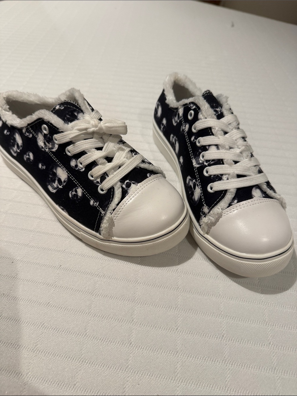 Women’s New  Black & White Skull Print Lace-Up Sneakers